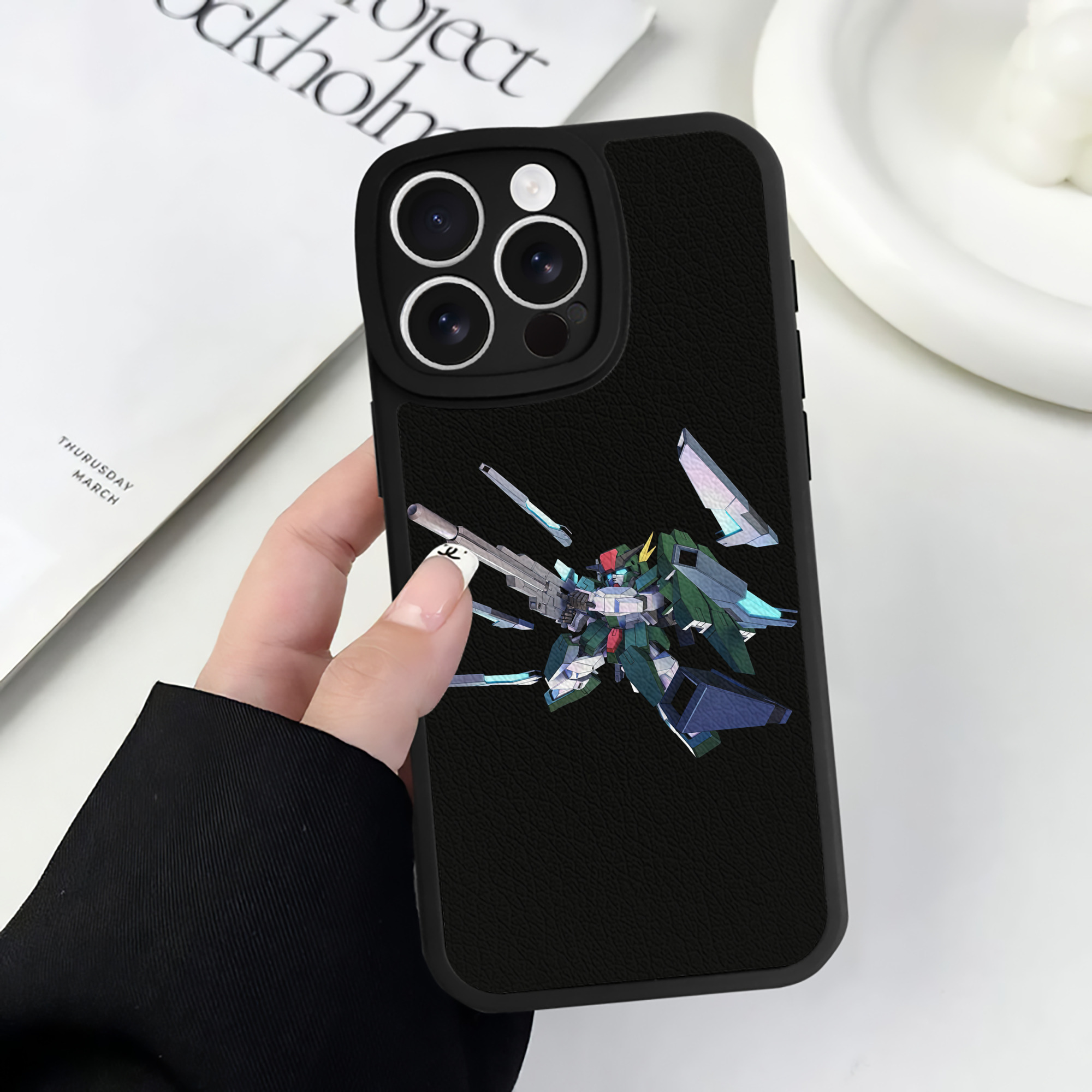 （画像用） 機動戦士ガンダム Mobile Suit Gundam 【iPhone 16シリーズ対応】シリコンスマホケース（レザー調） 材質：シリコン